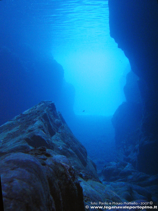 Porto Pino foto subacquee - 2007 - Grotta di Cala Piombo, navigabile in barca