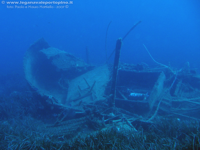 Porto Pino foto subacquee - 2007 - Punta delle Canne, relitto della barca a vela Samudra (naufragata tragicamente nell'inverno 2006). -22 metri