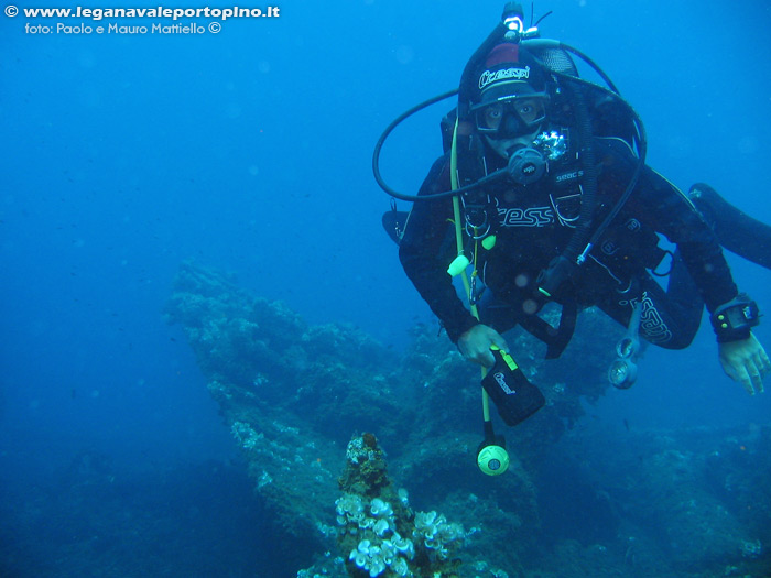 Porto Pino foto subacquee - 2006 - Relitto nave da pesca presso la punta di Cala Piombo, sub Mauro