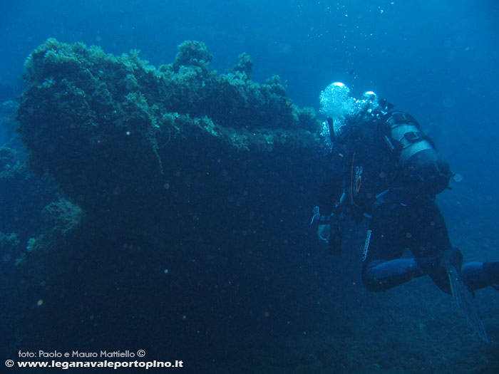 Porto Pino foto subacquee - 2006 - Relitto nave da pesca presso la punta di Cala Piombo, sub Paolo