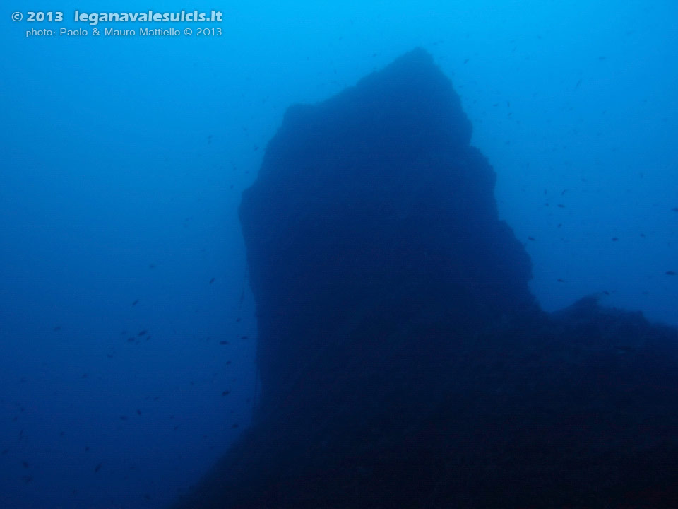 Porto Pino foto subacquee - 2013 - C.Teulada, parte superiore di un enorme monolite che si erge solitario dalla sabbia (base -50, sommità -30 circa)
