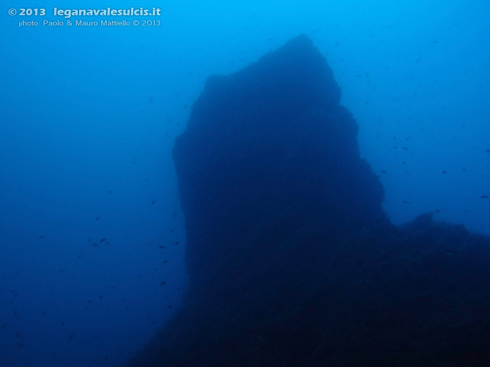 Porto Pino foto subacquee - 2013 - C.Teulada, parte superiore di un enorme monolite che si erge solitario dalla sabbia (base -50, sommit -30 circa)