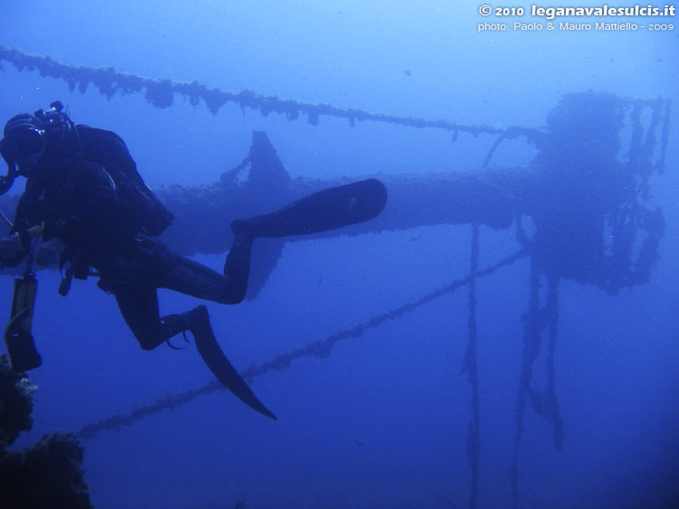 Porto Pino foto subacquee - 2009 - Albero (rovesciato) del relitto della nave da carico 