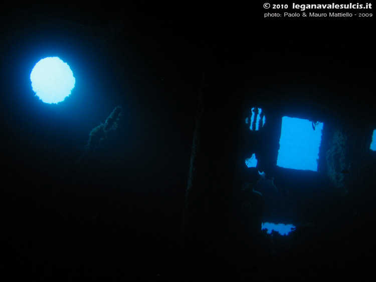 Porto Pino foto subacquee - 2009 - Spettrale interno del relitto del 