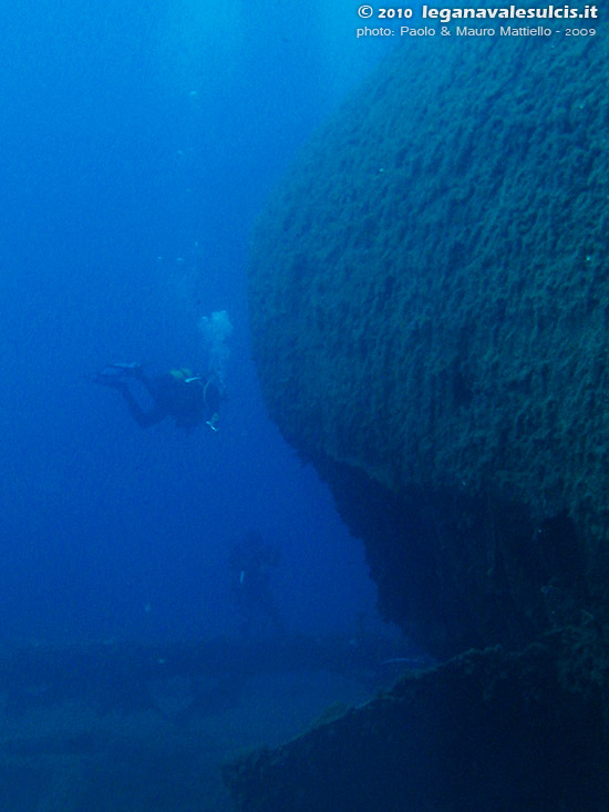 Porto Pino foto subacquee - 2009 - P.Zafferano, la fiancata rovesciata del relitto 
