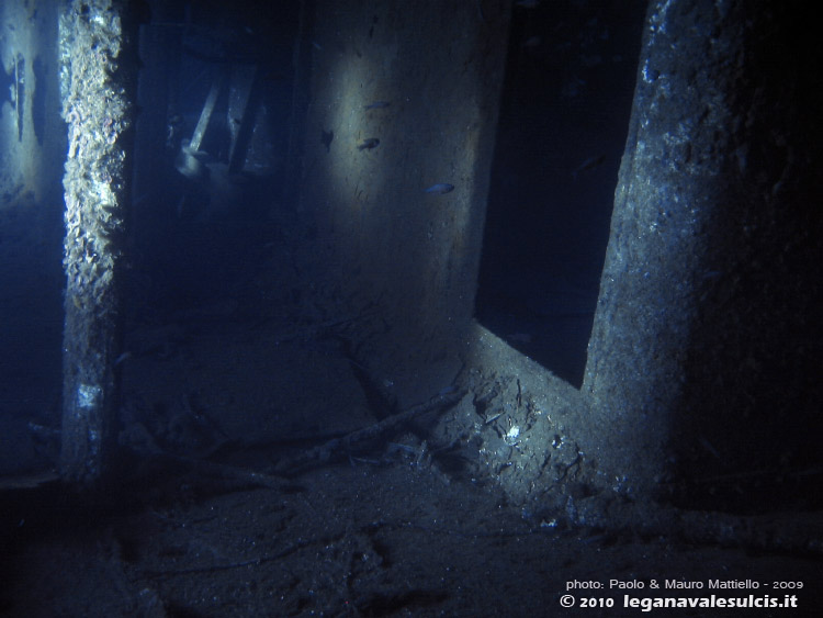 Porto Pino foto subacquee - 2009 - Spettrale scorcio di una cabina del relitto 