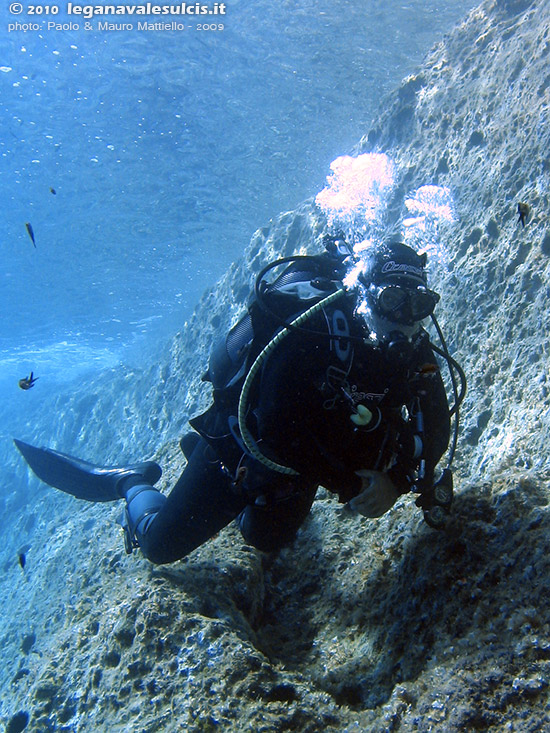 Porto Pino foto subacquee - 2009 - Subacqueo (Paolo) in decompressione lungo la parete di C.Galera