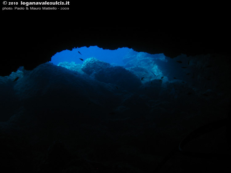 Porto Pino foto subacquee - 2009 - Interno (e, sullo sfondo, ingresso superiore) della grotta di Punta Aligusta