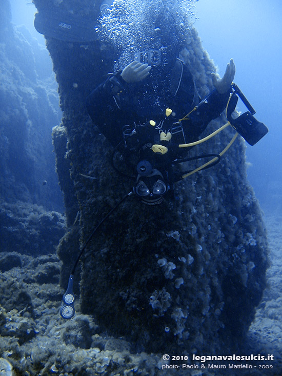 Porto Pino foto subacquee - 2009 - Subacqueo a testa in gi davanti al monolito presso la P. di Cala Piombo