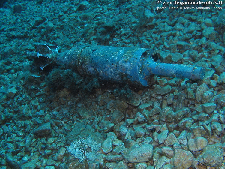Porto Pino foto subacquee - 2009 - Minaccioso residuato di esercitazioni militari, presso la Punta di C.Aligusta