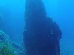 Porto Pino foto subacquee - 2008 - Curioso monolito (si trova all'imboccatura dello stretto e conosciuto passaggio navigabile in barca presso la punta di Cala Piombo)