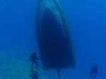 Porto Pino foto subacquee - 2008 - C.Galera, vicini di immersione, arrivati su un grosso gommone. Si intravvede anche la grande parete di C.Teulada