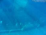 Porto Pino foto subacquee - 2008 - Relitto della nave da carico Dino, Porto Zafferano, fotografato dalla superficie in una giornata di calma e acqua limpida (la foto &egrave;, originalmente molto blu, &egrave; stata adeguatamente contrastata per rendere un po' l'idea di come si vede coi propri occhi dalla superficie)