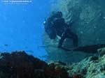 Porto Pino foto subacquee - 2008 - Subacqueo appena riemerso, sotto la maestosa parete di C.Teulada