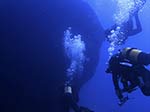 Porto Pino foto subacquee - 2009 - Relitto "Dino": subacquei esplorano la parte prodiera, spezzata di netto