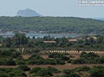 Porto Pino - 2009, col teleobiettivo dalla strada per Teulada: stagni, promontorio di Porto Pineddu e isola del Toro all'orizzonte (in realt&agrave; lontana 20 Km dalla riva)