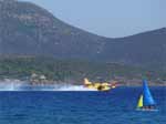 Porto Pino - Estate 2007, met&agrave; luglio: il canadair riempe i serbatoi - n.b. l'aereo &egrave; in realt&agrave; molto lontano dalla barca a vela, la poca profondit&agrave; di campo deriva dal teleobiettivo