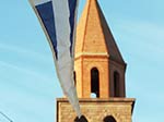 LNI Sulcis - Il vessillo della nostra associazione, la Lega Navale, con sullo sfondo il campanile di Piazza Roma a Carbonia
