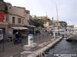 Uno scorcio del porto: piccoli negozietti, ristoranti, bar, pub contornano le banchine rendendo la vita in citt sailor-friendly: si salta gi dalla barca e si fa colazione, o la spesa, o si compra ci che serve...